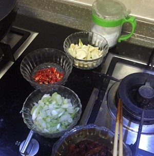 芹菜炒肉丝的做法 步骤1