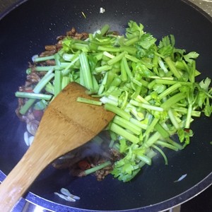 芹菜炒肉丝的做法 步骤6