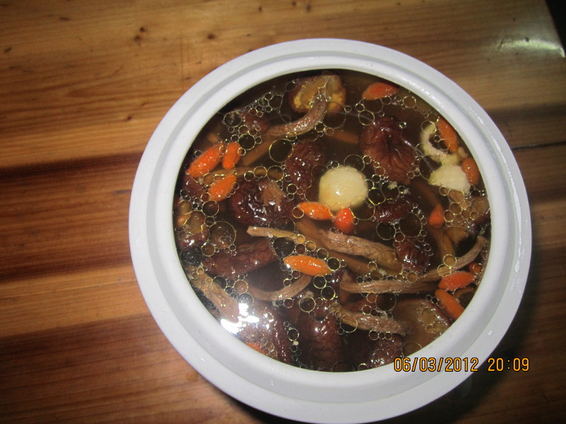 枸杞茶树菇炖鸡的做法、烹饪技巧